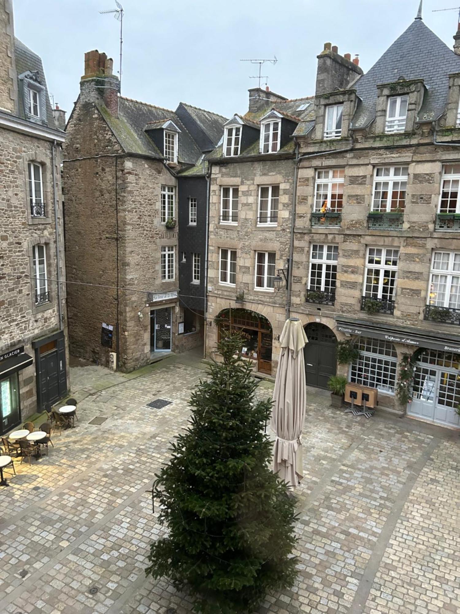 Spacieux Appartement Au Coeur Du Centre Historique De Dinan Bagian luar foto