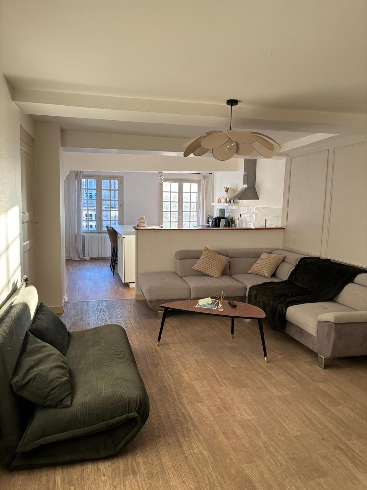 Spacieux Appartement Au Coeur Du Centre Historique De Dinan Bagian luar foto