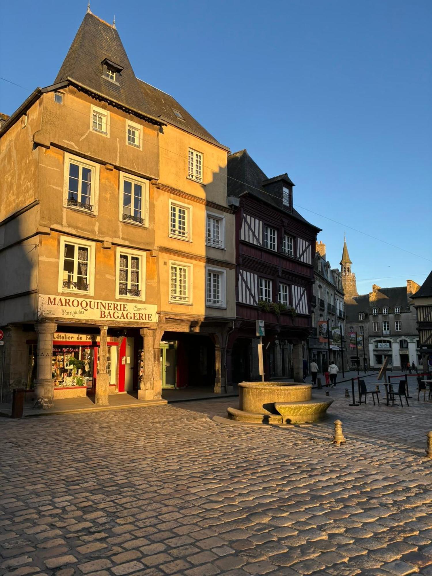 Spacieux Appartement Au Coeur Du Centre Historique De Dinan Bagian luar foto